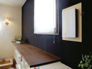 高機能木炭塗料とマイナスイオン機器のある寝室